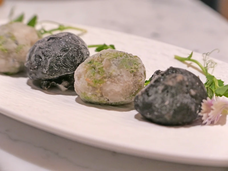 手打漿系列有「澎湖海外蝦漿」與「墨魚花枝丸」,皆由廚藝團隊手工自製。 手打漿系列有「澎湖海外蝦漿」與「墨魚花枝丸」,皆由廚藝團隊手工自製。