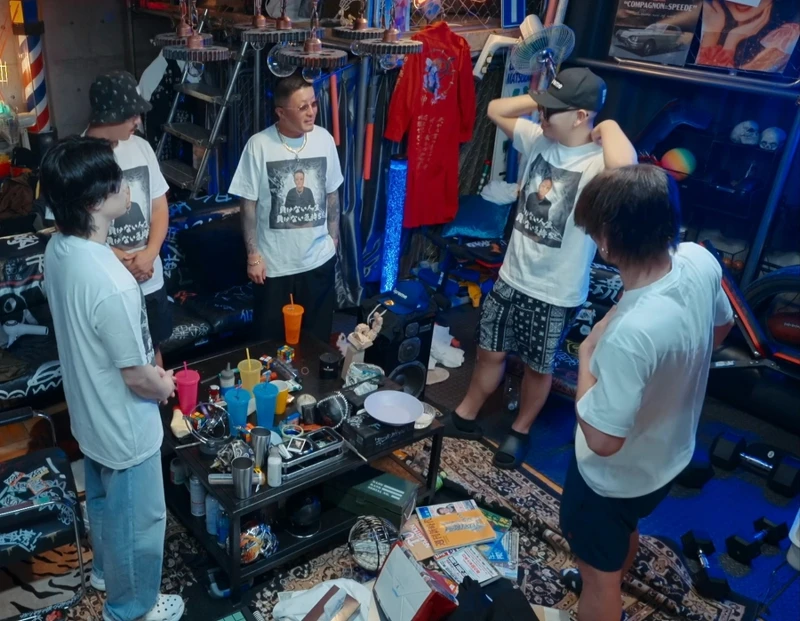 二世做了一件印有塚原肖像以及他的名言「人生不能輸、態度不能輸」的短袖T恤送給大家作為紀念。