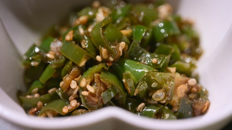 辣椒「斷生」後,跟醬油產生俐落的風味,非常美味。 辣椒「斷生」後,跟醬油產生俐落的風味,非常美味。