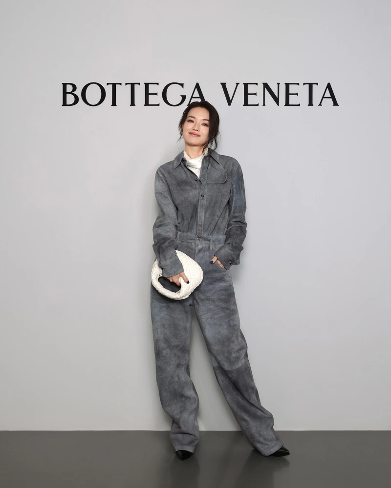 舒淇身穿由新任創意總監Louise Trotter所打造的 Bottega Veneta 2026春夏系列，以中性而俐落的輪廓為主軸勾勒出冷靜而自持的造型語言。同時，他選擇白色Veneta編織包作為整體搭配的視覺焦點。