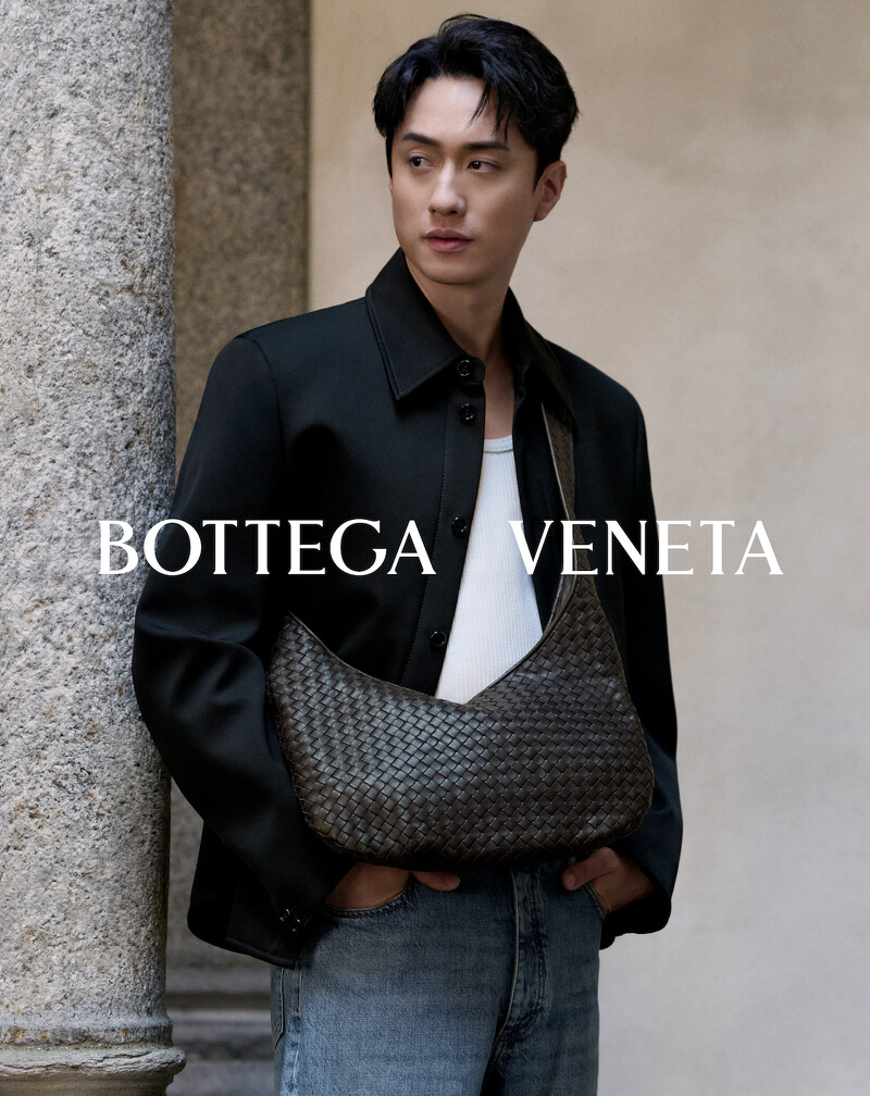 Bottega Veneta品牌大使劉俊謙示範Veneta包款。