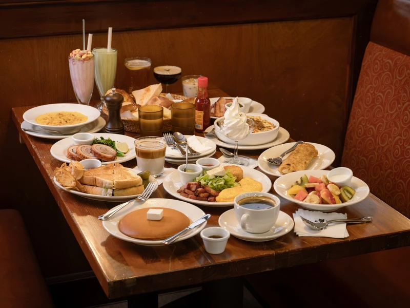 「民生早午餐」遵循「Naked But Good」的精神，強調呈現食材最扎實的原味，把每道熟悉的菜色做得精準到位。