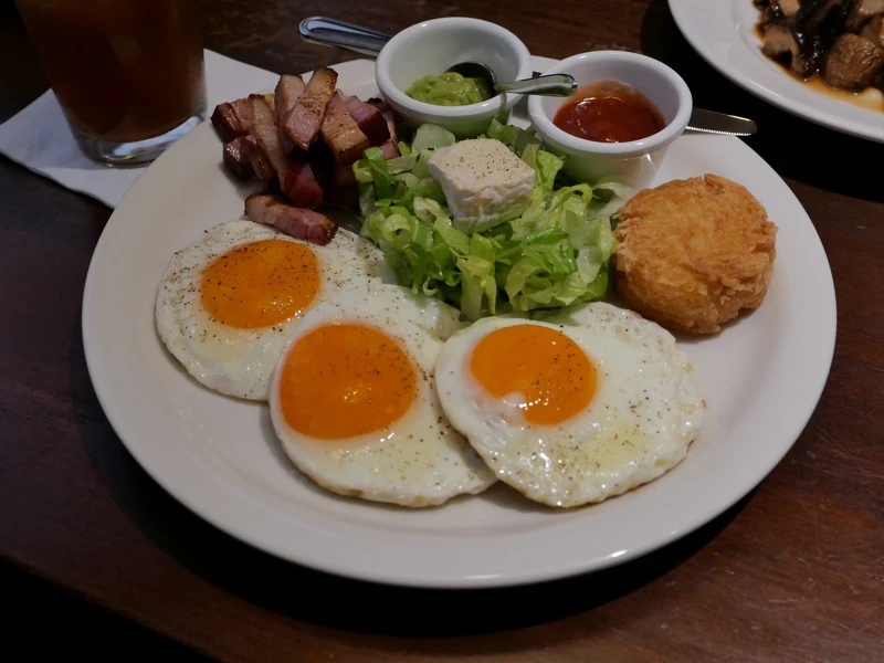份量十足的早餐盤。