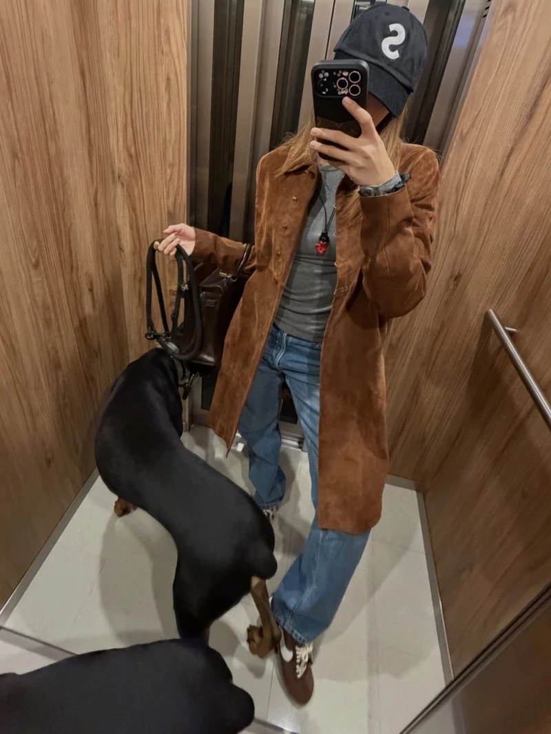 isa搶先穿上了Nike與Jacquemus聯名的熱門鞋款Moon Shoe尚未公開的「棕色」鞋款