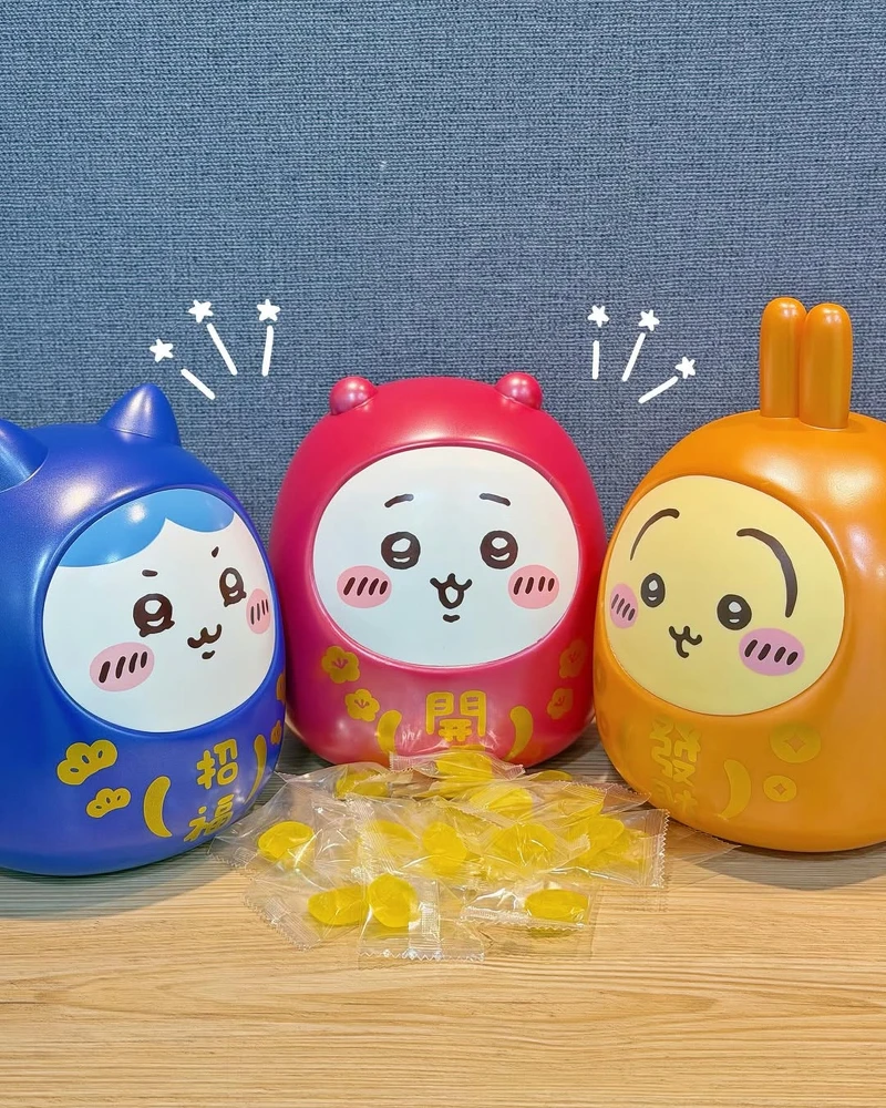 7-11跟全家同步祭出吉伊卡哇「達摩造型存錢筒」,網友直呼跑了6家都買不到(圖片來源/@familymart_tw IG) 7-11跟全家同步祭出吉伊卡哇「達摩造型存錢筒」,網友直呼跑了6家都買不到(圖片來源/@familymart_tw IG)