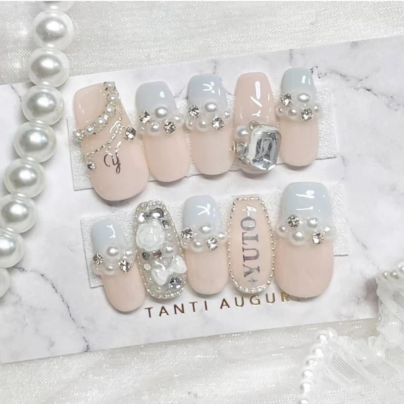 多層珍珠項鍊美甲範本(Photo/小紅書@__mmnail__)。