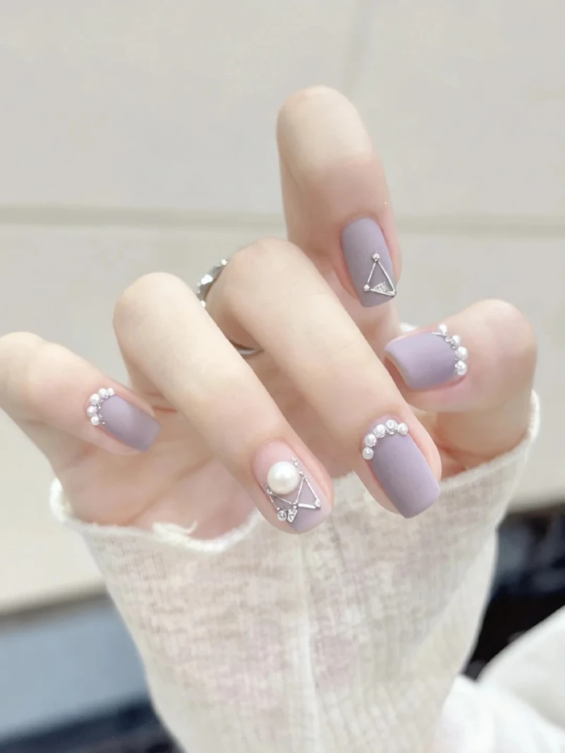 新娘系珍珠項鍊美甲範本(Photo/小紅書@楚晴)。