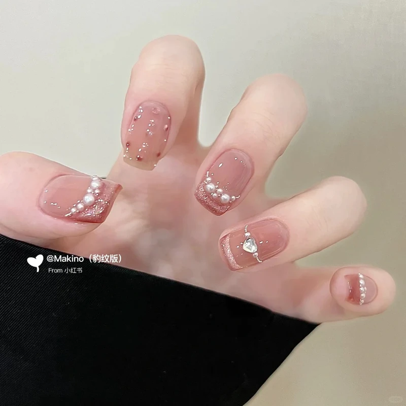 法式珍珠項鍊美甲範本(Photo/小紅書@Makino)。