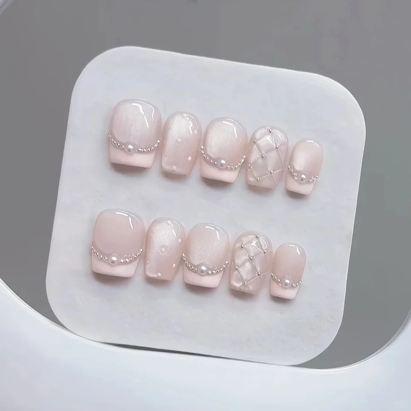 大小珍珠項鍊美甲範本(Photo/小紅書@李火火爱臭美)。