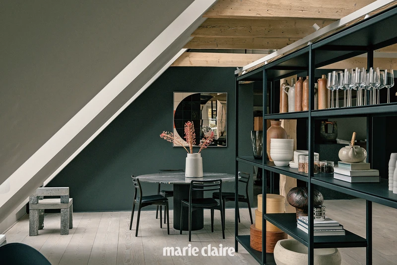 Vipp 总部顶楼的 Loft，在卧室、浴室及厨房、餐厅部分，以沉稳的黑色调呈现，散发沉稳、宁静的氛围。