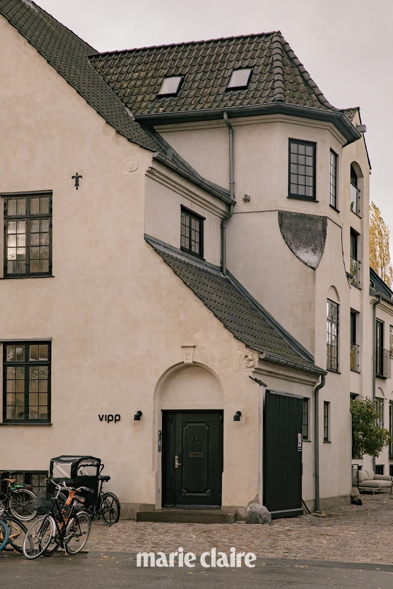 离总部步行约五分钟，是另一间小巧的 Geusthouse: Pencil Case。由旧铅笔工厂改建，格局方正明亮。