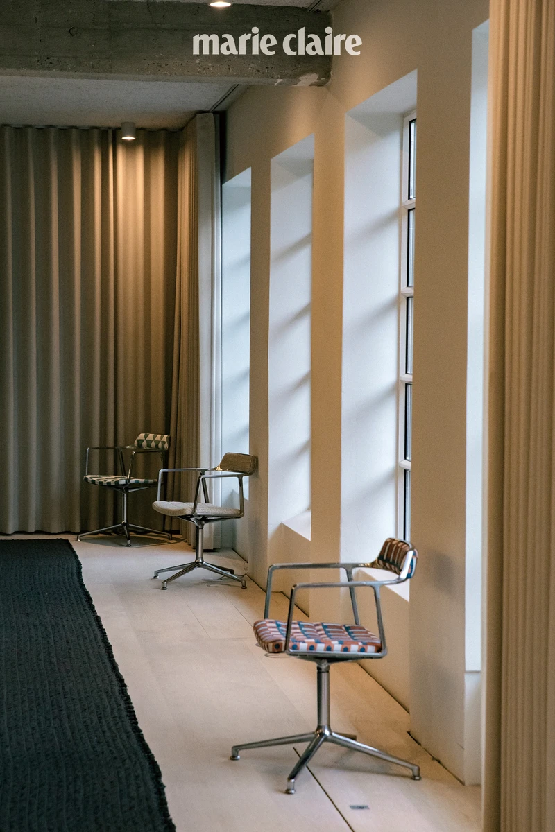 除了经典款式，Vipp 也为自家的 Swivel Chair 订製了限量版本，让每间 Guesthouse 都有专属花色，展现不同空间的魅力。