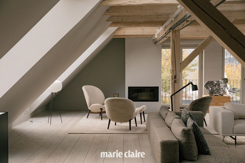 Loft 则显得通透。外路的木製屋顶结构、大窗户与阳台，以及家俱的颜色和材质，让空间更宽敞，像是走进一间艺廊，却又不会让人觉得太有距离感。