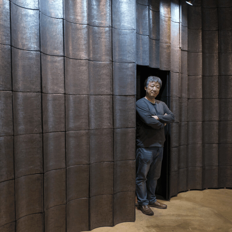 权纯益与瓦片创作。白石画廊提供。