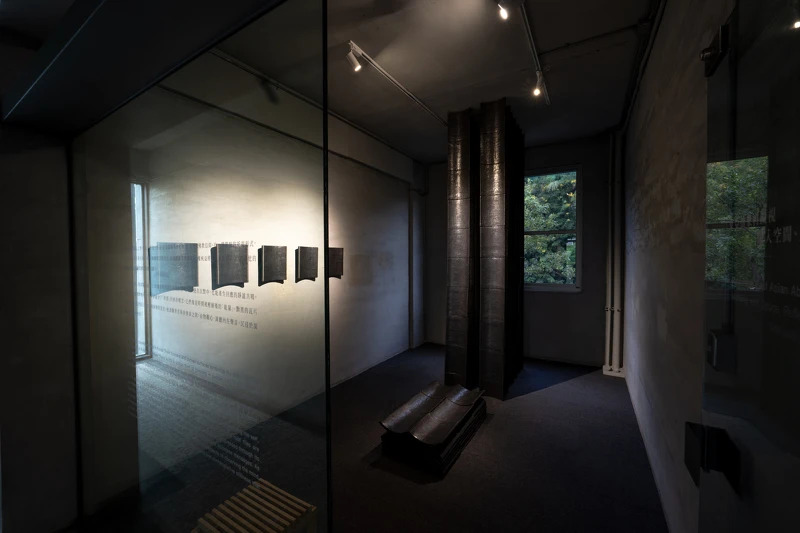 权纯益为金马宾馆当代美术馆準备的限定系列装置作品。近十年每日反覆涂抹的石墨瓦片，在展间筑造顶天触地的巨型石碑，光线照耀下，墨面由暗转明。