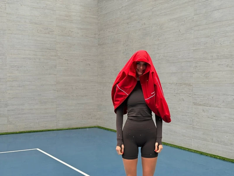 Kendall Jenner2026的首張Post就是穿著一套Adanola的健身造型迎接全新的一年。IG@kendalljenner。