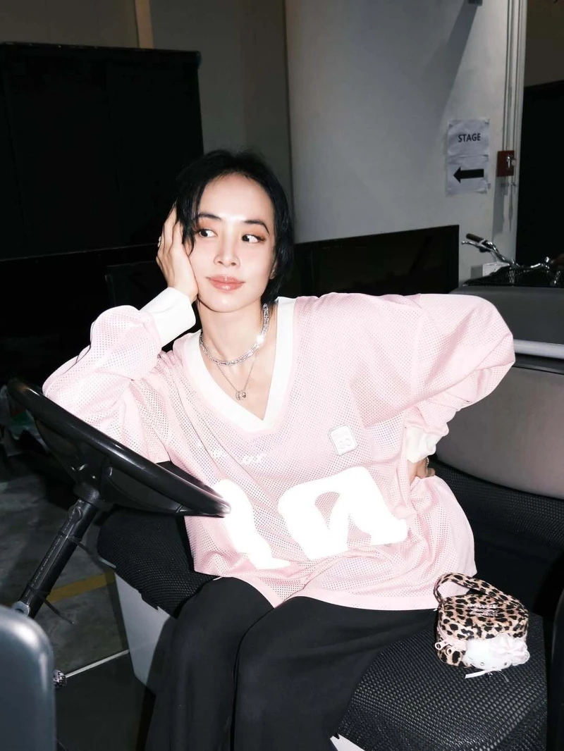 寶格麗品牌代言人蔡依林於《PLEASURE》演唱會幕後花絮照配戴寶格麗B.zero1系列珠寶_credit@jolin_cai