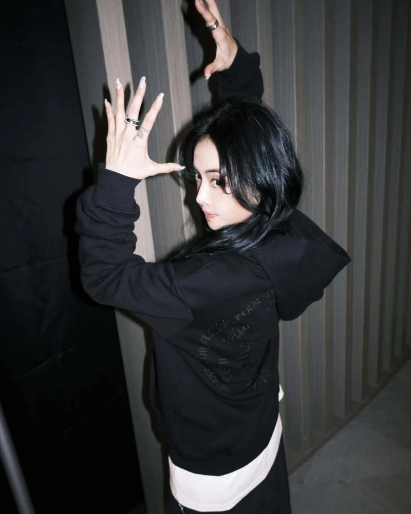 寶格麗品牌代言人蔡依林於《PLEASURE》演唱會幕後花絮照配戴寶格麗B.zero1系列珠寶_credit@jolin_cai