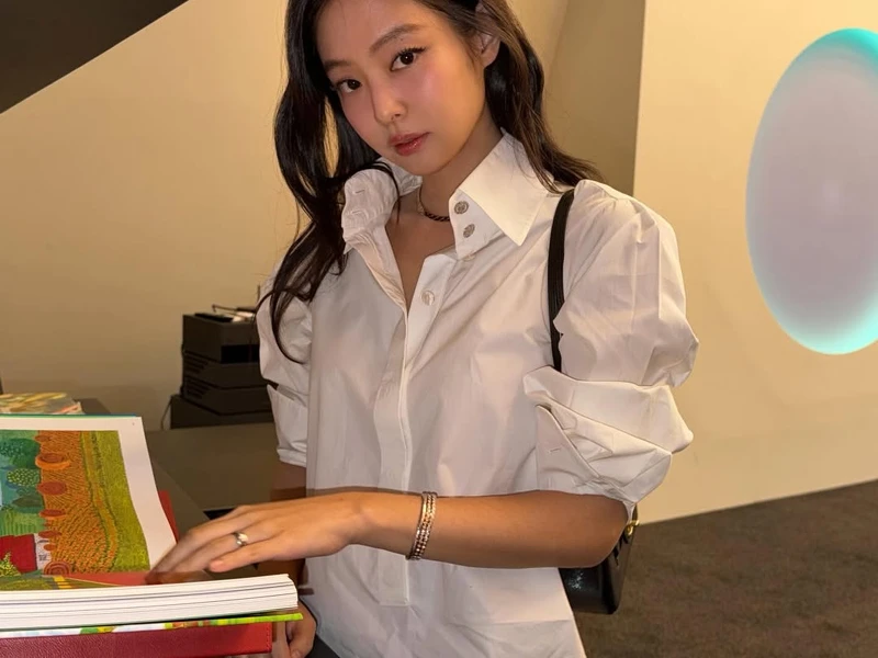 Jennie以男友視角分享最新的香奈兒包款以及Coco Crush高級珠寶穿搭。