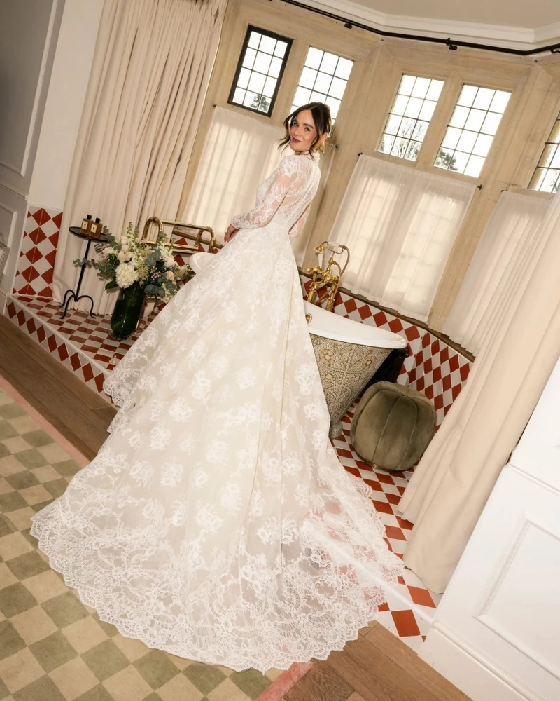 荷莉拉姆齊穿著Elie Saab婚紗背面。