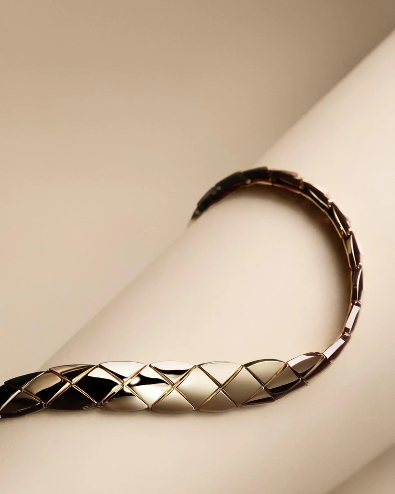 COCO CRUSH 柔軟頸鍊 18K BEIGE 米色金菱格紋圖騰。