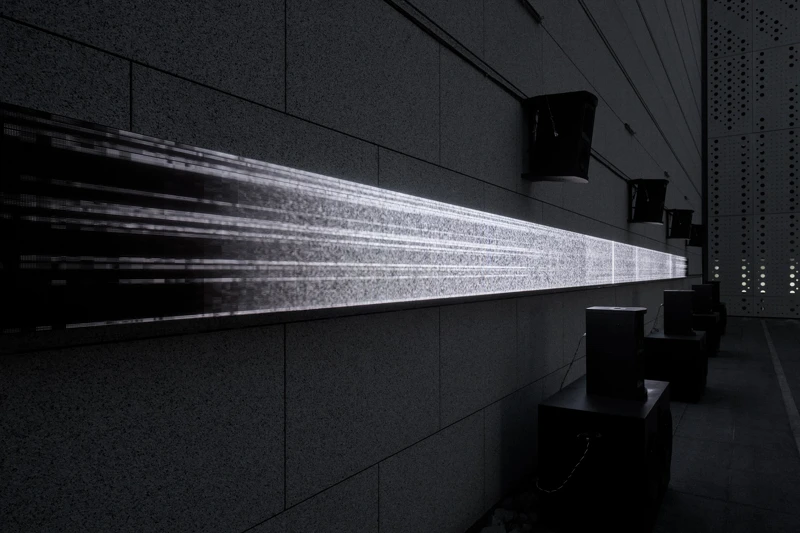 坂本龍一+真鍋大度,《感測流 2024–無形・無聲》(MOT 版),2024。2024 年東京都現代美術館「坂本龍一|觀音,聽時」展覽現場。©2024 KAB Inc. 攝影:Takeshi Asano。 坂本龍一+真鍋大度,《感測流 2024–無形・無聲》(MOT 版),2024。2024 年東京都現代美術館「坂本龍一|觀音,聽時」展覽現場。©2024 KAB Inc. 攝影:Takeshi Asano。