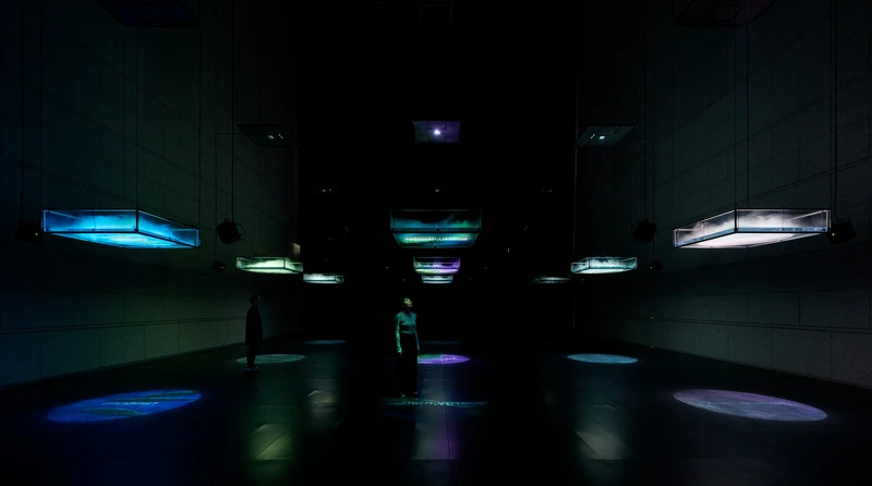 坂本龍一+高谷史郎,《生命–流動、無形、無聲...》,2007。 2024 年東京都現代美術館「坂本龍一|觀音,聽時」展覽現場。©2024 KAB Inc. 攝影:Takeshi Asano 坂本龍一+高谷史郎,《生命–流動、無形、無聲...》,2007。 2024 年東京都現代美術館「坂本龍一|觀音,聽時」展覽現場。©2024 KAB Inc. 攝影:Takeshi Asano