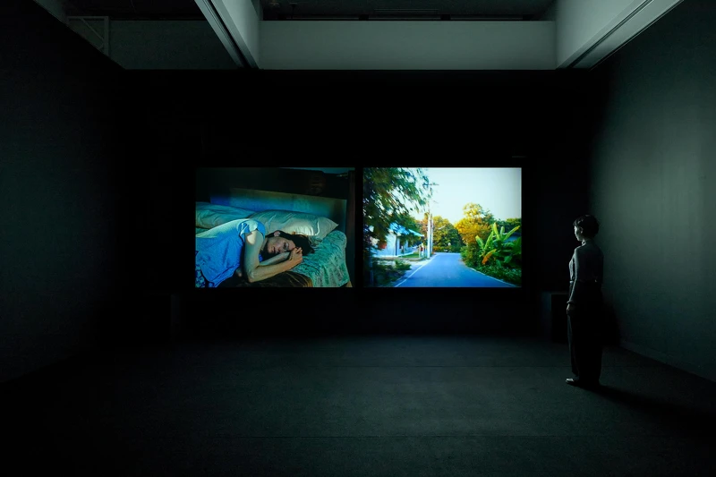 坂本龍一+阿比查邦・韋拉斯塔古,《async–初光》,2017。阿比查邦・韋拉斯塔古,《沉睡者》,2021。2024 年東京都現代美術館「坂本龍一|觀音,聽時」展覽現場。 ©2024 KAB Inc. 攝影:Takeshi Asano 坂本龍一+阿比查邦・韋拉斯塔古,《async–初光》,2017。阿比查邦・韋拉斯塔古,《沉睡者》,2021。2024 年東京都現代美術館「坂本龍一|觀音,聽時」展覽現場。 ©2024 KAB Inc. 攝影:Takeshi Asano