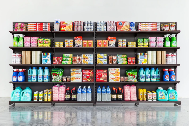 李明學,《溢出的記憶》,2019,超市與超商物件,尺寸依空間而定。臺北市立美術館典藏。 李明學,《溢出的記憶》,2019,超市與超商物件,尺寸依空間而定。臺北市立美術館典藏。