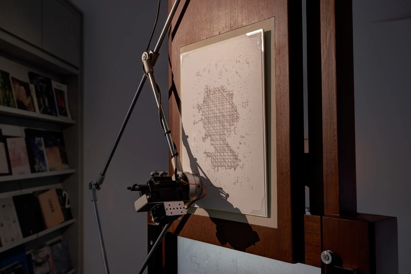 陽春麵研究舍,《潛像描繪儀》,2025,機械裝置、機器繪圖、演算法、生成動畫、複合媒材,尺寸依空間而定。 陽春麵研究舍,《潛像描繪儀》,2025,機械裝置、機器繪圖、演算法、生成動畫、複合媒材,尺寸依空間而定。