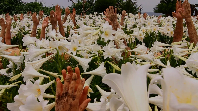 山城知佳子,《泥人》(錄像截圖),2016,3頻道錄像投影裝罝,23分鐘。 山城知佳子,《泥人》(錄像截圖),2016,3頻道錄像投影裝罝,23分鐘。