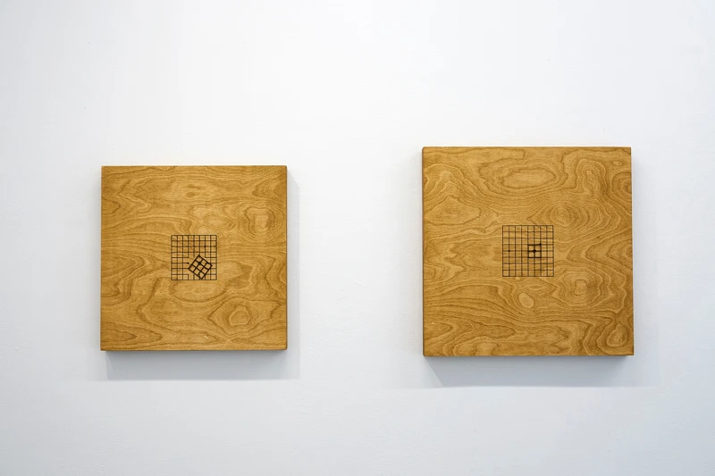 王雅慧,《棋盤》,2020,染色木板、時鐘機芯、黑色壓克力、油墨,49 × 49 × 4.5、43 × 43 × 4.8公分。臺北市立美術館典藏。 王雅慧,《棋盤》,2020,染色木板、時鐘機芯、黑色壓克力、油墨,49 × 49 × 4.5、43 × 43 × 4.8公分。臺北市立美術館典藏。