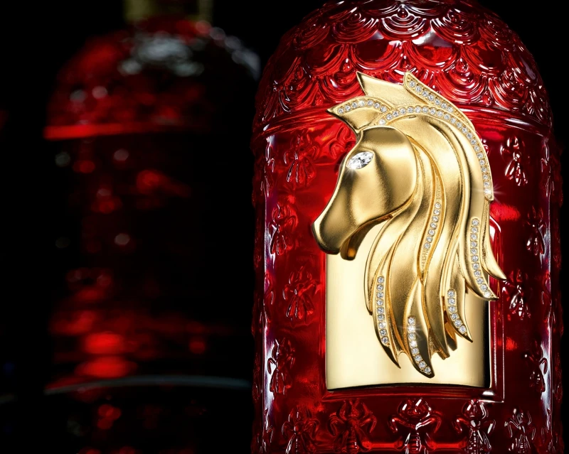 嬌蘭摯紅幸運淡香精奢鑽金馬蜂印瓶視覺圖。 嬌蘭摯紅幸運淡香精奢鑽金馬蜂印瓶視覺圖。