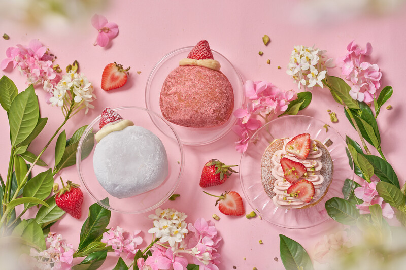 雪系町生ドーナツ推出冬季草莓季限定的「雪藏草莓大福」以及「優格草莓」、「粉雪草莓」三款夢幻生甜甜圈(圖片來源/雪系町生ドーナツ提供) 雪系町生ドーナツ推出冬季草莓季限定的「雪藏草莓大福」以及「優格草莓」、「粉雪草莓」三款夢幻生甜甜圈(圖片來源/雪系町生ドーナツ提供)