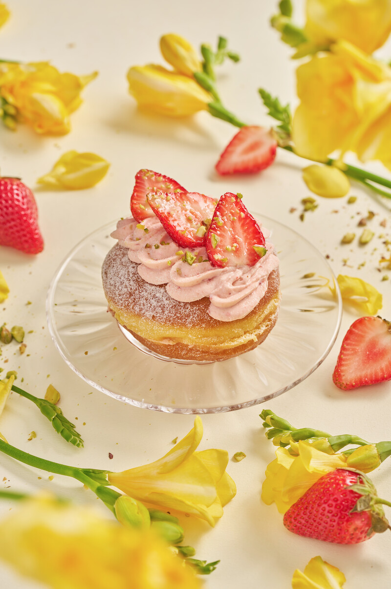 粉雪草莓口味生甜甜圈(圖片來源/雪系町生ドーナツ提供) 粉雪草莓口味生甜甜圈(圖片來源/雪系町生ドーナツ提供)