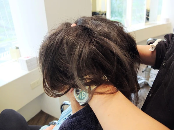 將手伸進頭髮中，稍微撥鬆一下頭髮