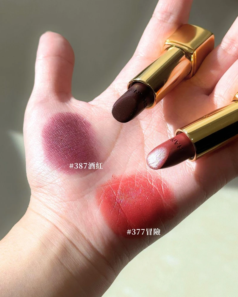 香奈兒超炫耀的絲絨唇膏 NT1,800 香奈兒超炫耀的絲絨唇膏 NT1,800