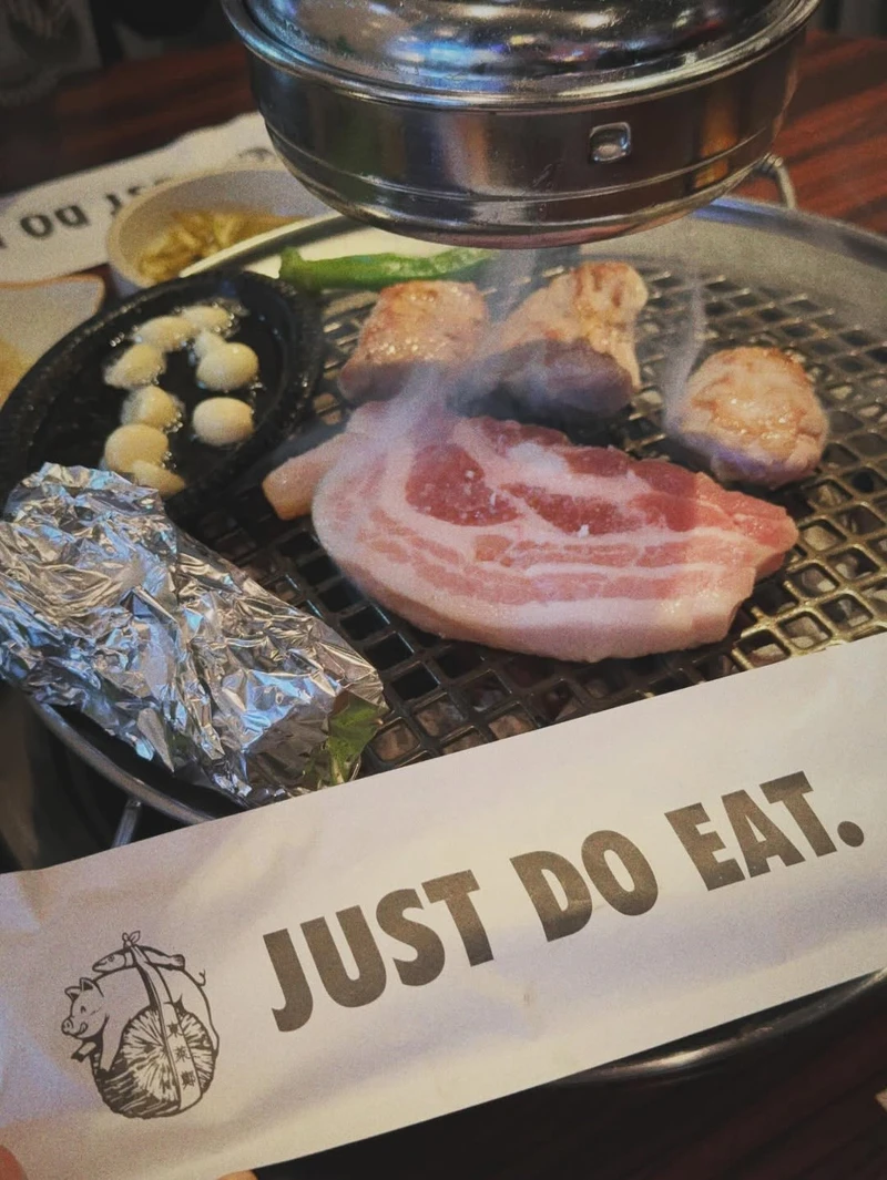 田馥甄Hebe在首爾東萊鄭吃了烤豬五花(Photo/IG@hebe_tien_0330)。