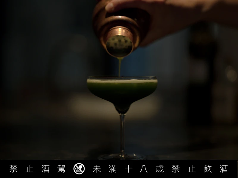 調和茶的過程,他將其視為調酒一樣,要先確立基調,再用副素材堆疊層次。 調和茶的過程,他將其視為調酒一樣,要先確立基調,再用副素材堆疊層次。