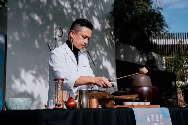 櫻井真也在活動現場示範「抹茶啤酒」的做法。 櫻井真也在活動現場示範「抹茶啤酒」的做法。