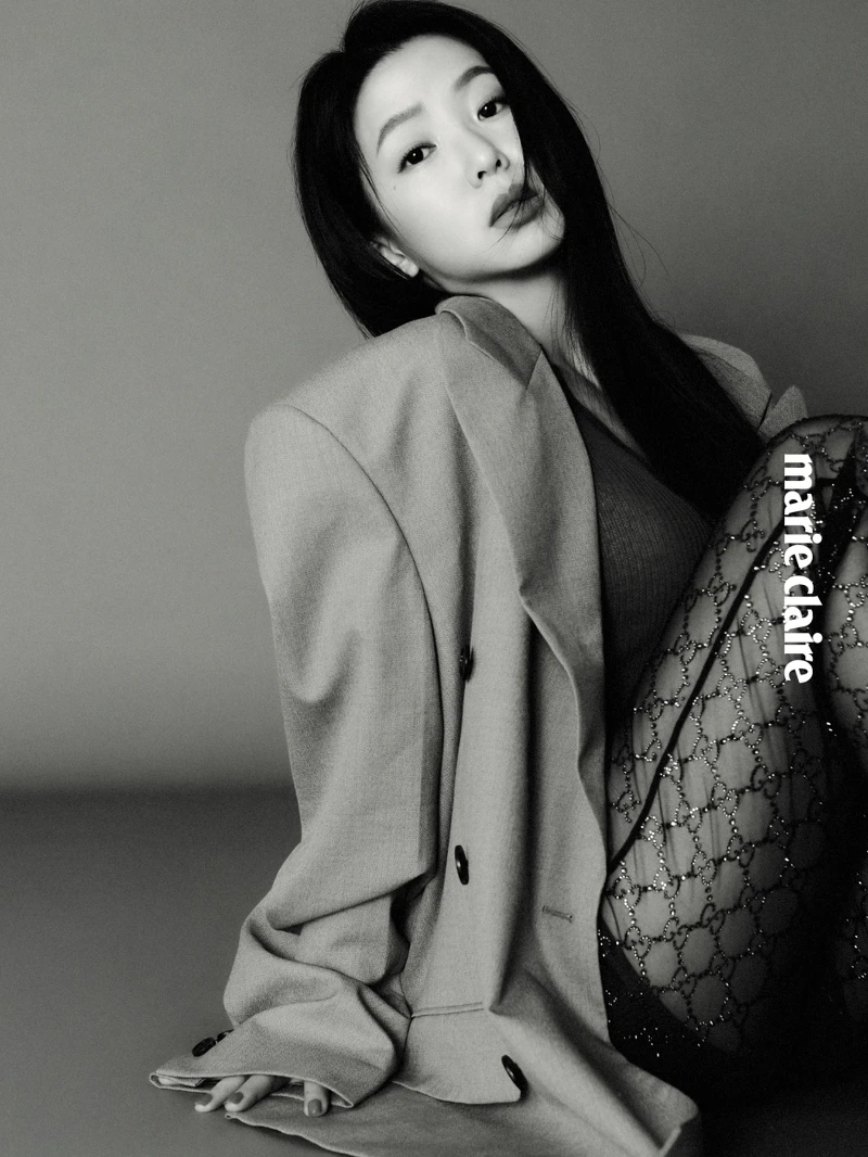 Oversized西裝外套、灰色針織上衣、黑色印花內搭褲，all by Gucci。