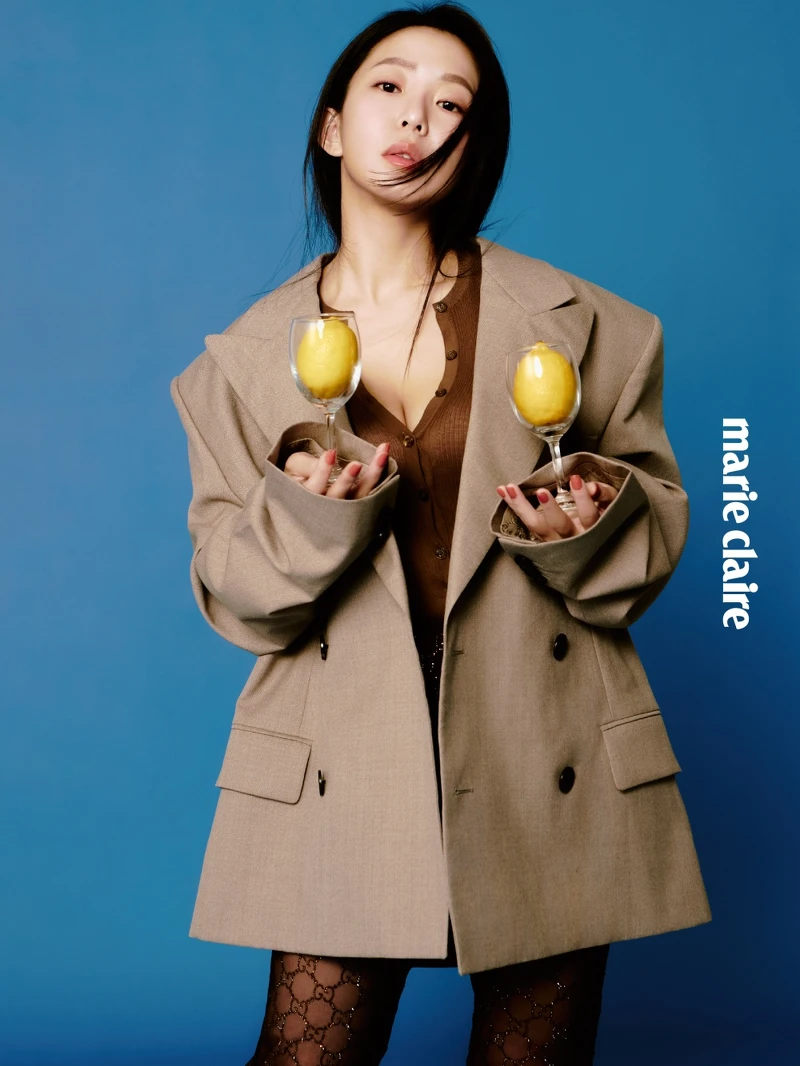 Oversized西裝外套、灰色針織上衣、黑色印花內搭褲，all by Gucci。