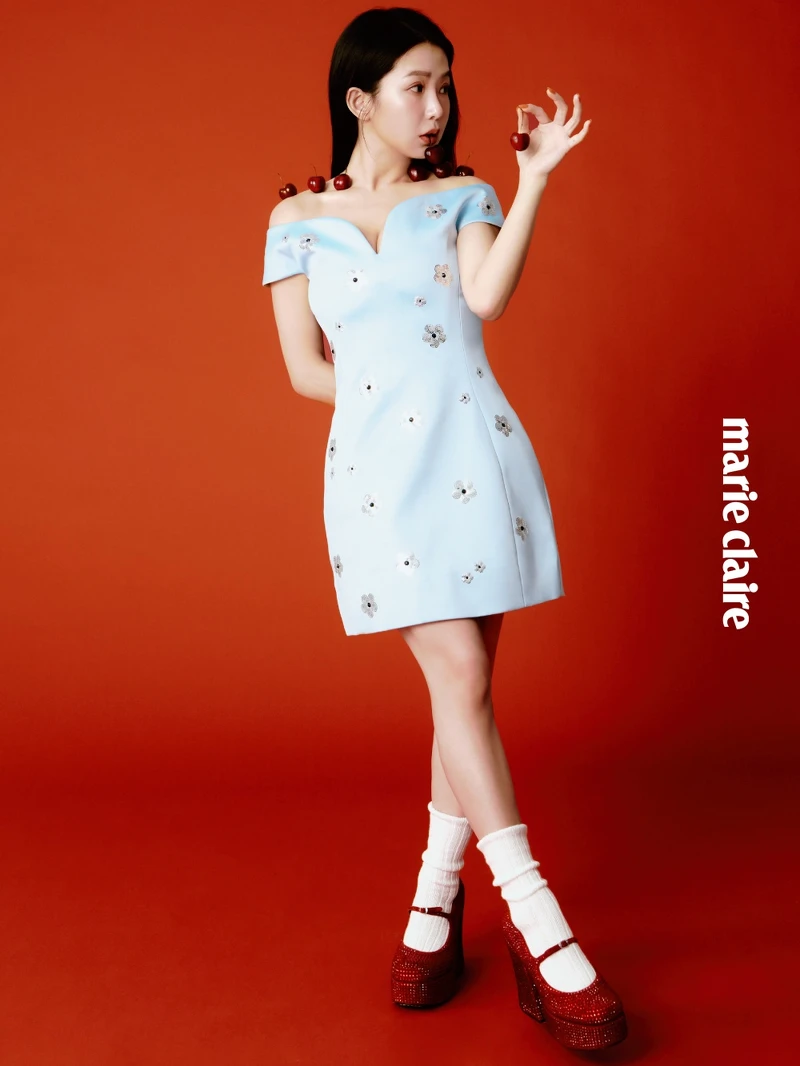 水藍色洋裝、紅色高跟瑪莉珍鞋，both by Marc Jacobs；白色長襪，造型師私物。