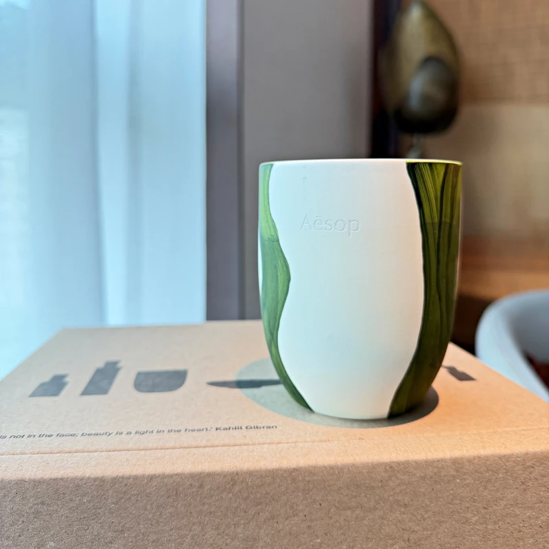 Aesop與台灣藝術家湯潔安合作的繪畫蠟燭。