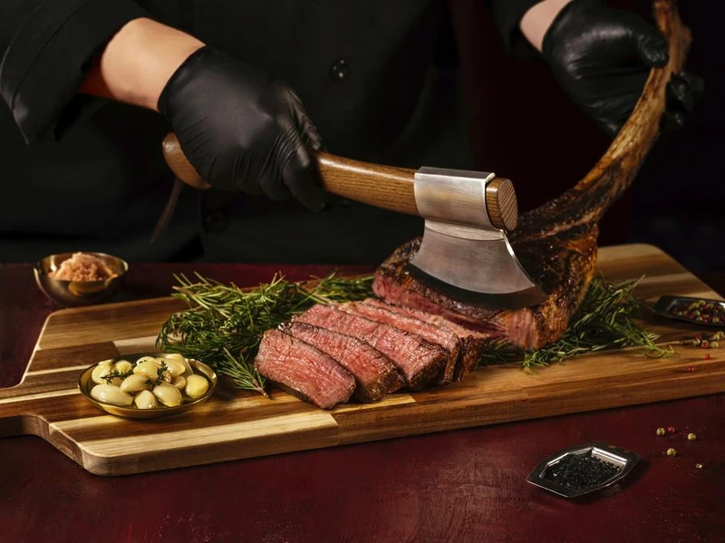 煙波新竹莫內饗宴自助餐廳重磅升級，冷泉酒焰炙60盎司巧克力和牛戰斧霸氣登場。圖／煙波國際觀光集團提供。