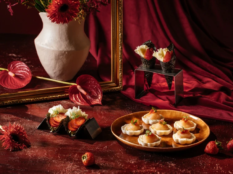 鮨影：「草莓干貝莎莎最中餅」以清爽草莓酸韻結合海味，創作出日式精緻風格的細膩前菜。圖／煙波國際觀光集團提供