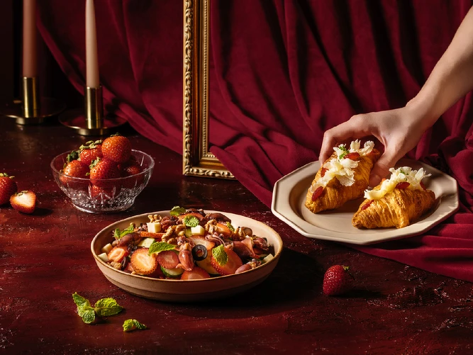 綠宴：「兵庫螢烏賊草莓沙拉」以海味清甜與莓果香氣組成對比，展現自然輕盈的季節感。圖／煙波國際觀光集團提供