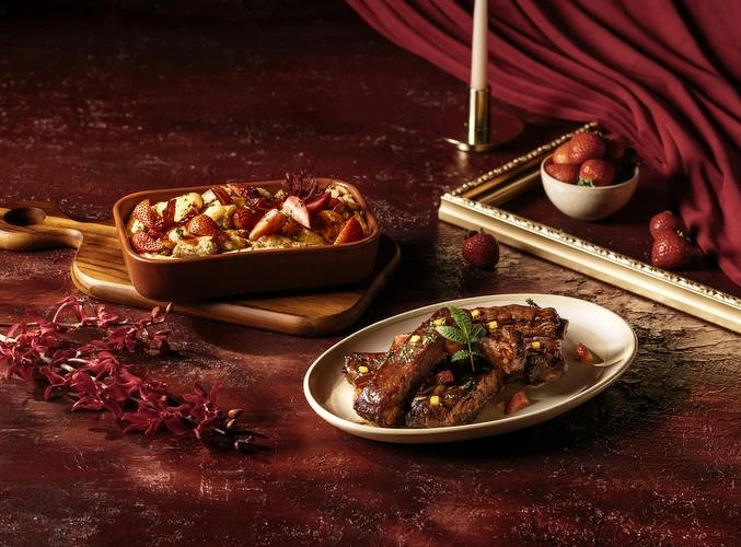 炙曦：「爐烤香草豬肋排佐草莓多蜜醬」將焦香與果香層層堆疊，呈現炙烤料理的濃郁魅力。圖／煙波國際觀光集團提供