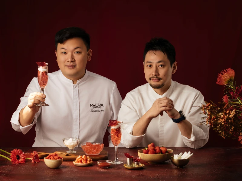 「紅睡蓮莓果帕菲杯」由台灣之光甜點冠軍主廚陳星緯(左)與陳謙璿(右)聯手打造，以印象派名作《紅睡蓮》為靈感，呈現草莓與佛手柑交織的細緻層次。圖／煙波國際觀光集團提供