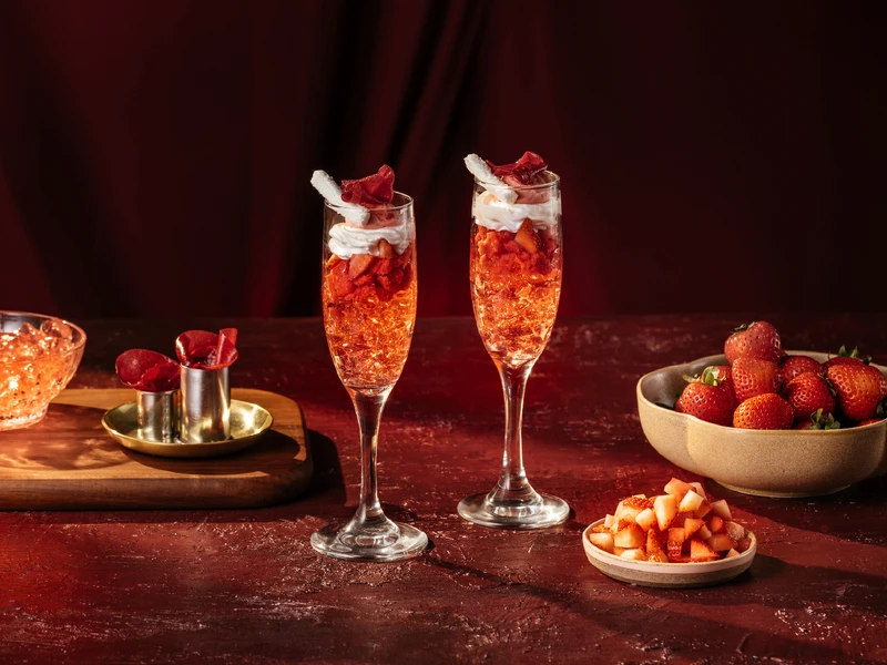 「紅睡蓮莓果帕菲杯」融合草莓晶凍、佛手柑草莓冰淇淋與香緹，堆疊出層層光影結構，極具藝術張力。圖／煙波國際觀光集團提供
